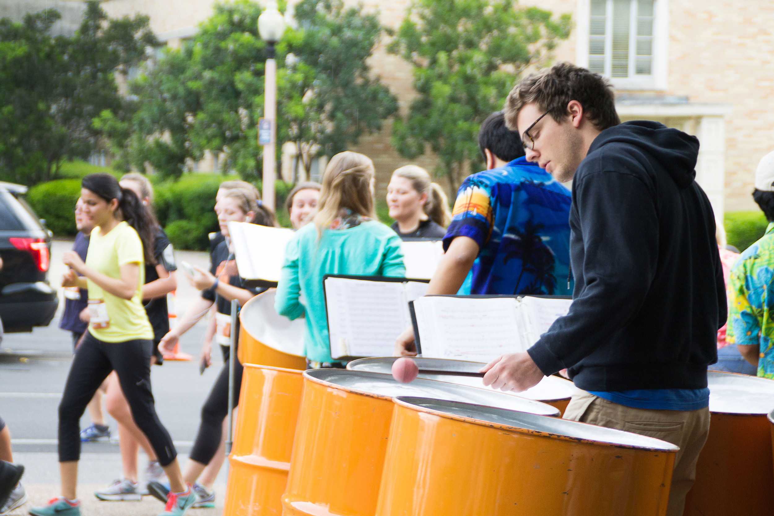  At the intersection of Dean Keeton Street and Whitis Avenue, musicians play peppy tunes to keep the runners in good spirits and at good pace. 