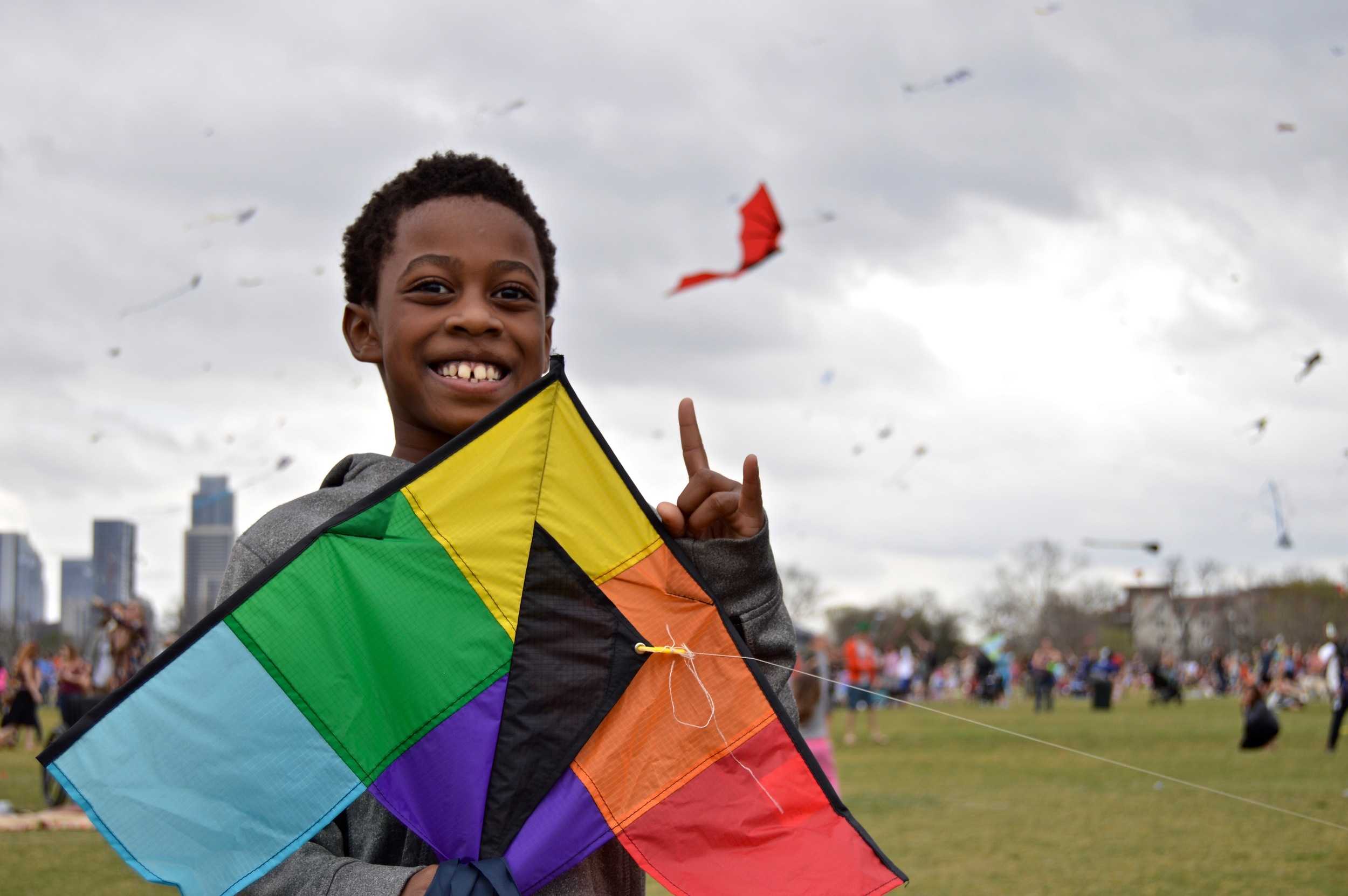  A young boy shows UT school spirit with his rainbow colored kite.&nbsp; 