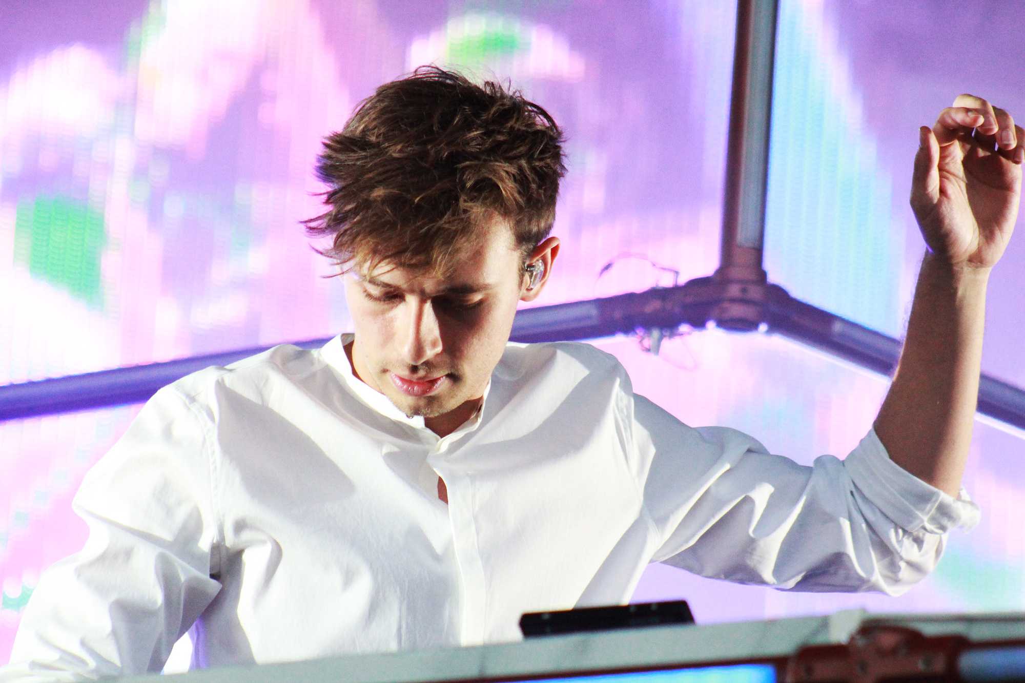   Flume hypes up the audience.  