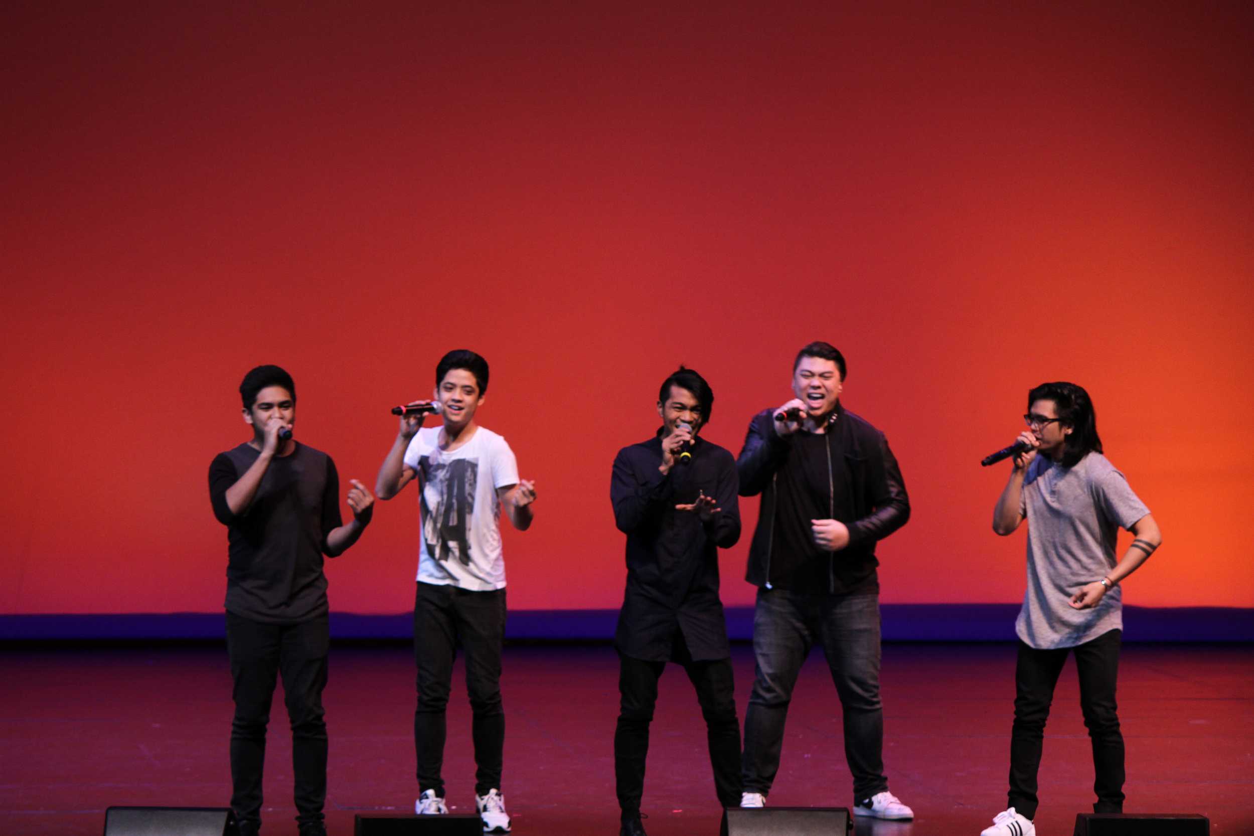  "Pitch Perfect 2" stars Filmarmonics performed and hosted the performance part of Goodphil. 